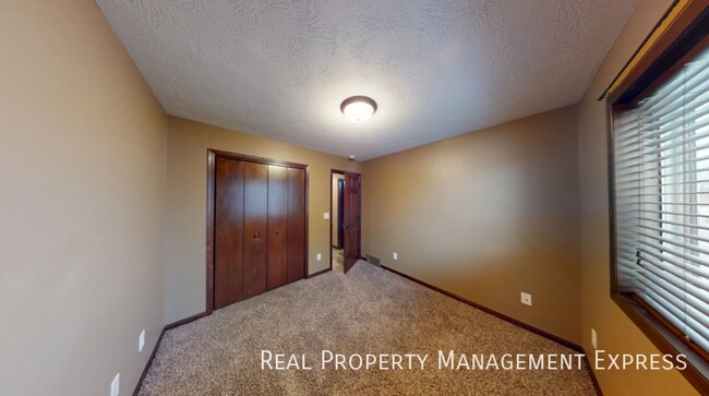 Building Photo - Modern 4 Bedroom 2 Bathroom Twin-Home in Tea