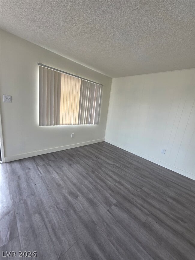 Building Photo - 1121 E Desert Inn Rd