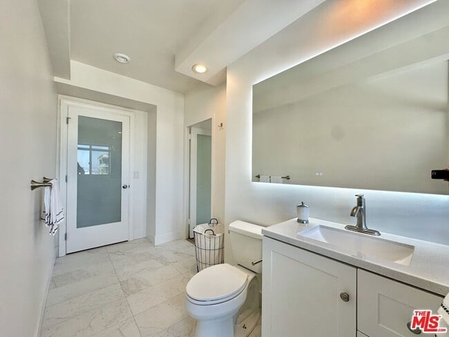 Building Photo - 999 N Doheny Dr