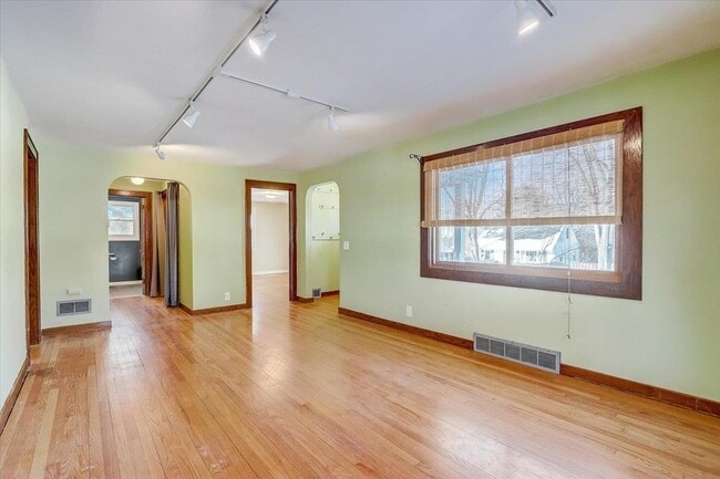 Building Photo - 309 E Lakeview Ave