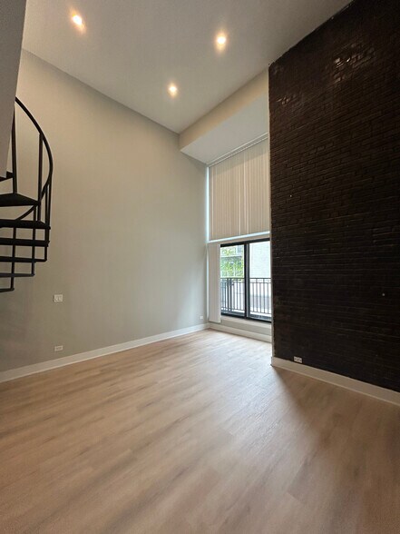 Building Photo - 1214 N La Salle Dr