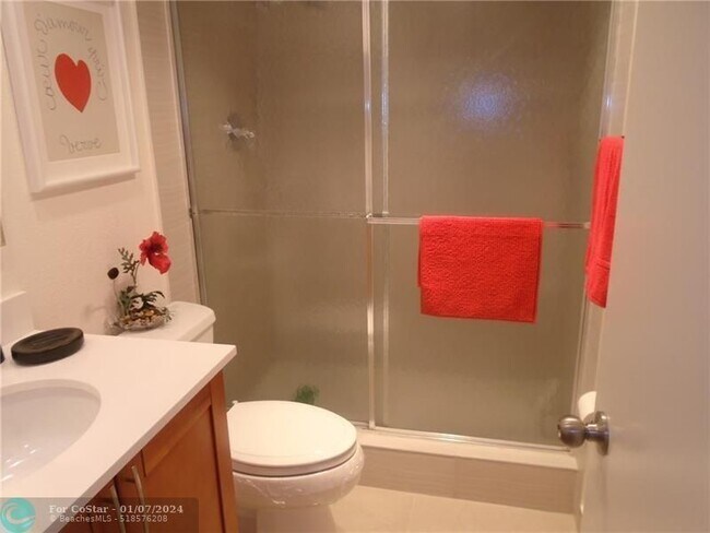 Building Photo - 2901 S Palm Aire Dr