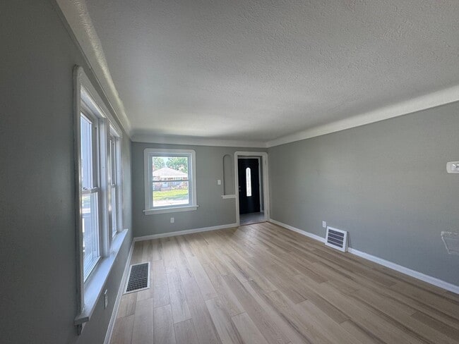 Building Photo - Newly Renovated 3 Bedroom Home