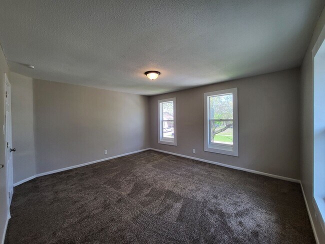 Building Photo - 3 Bedroom, 1 Bathroom Duplex with quick ac...