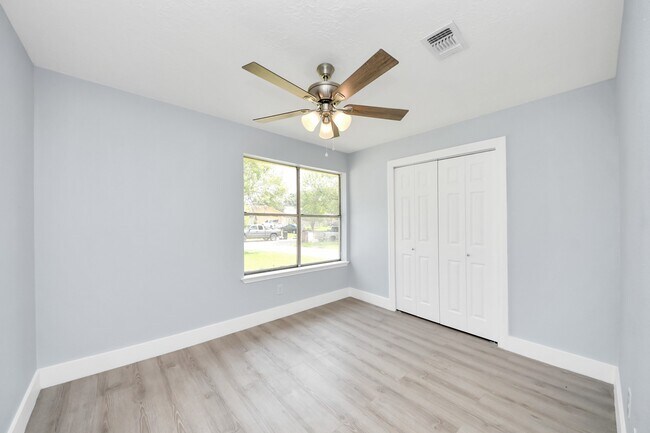 Building Photo - 10171 NW Park Dr