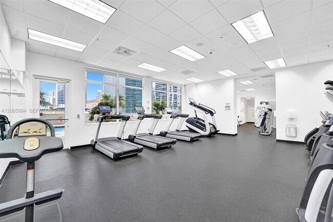 Building Photo - 1200 Brickell Bay Dr