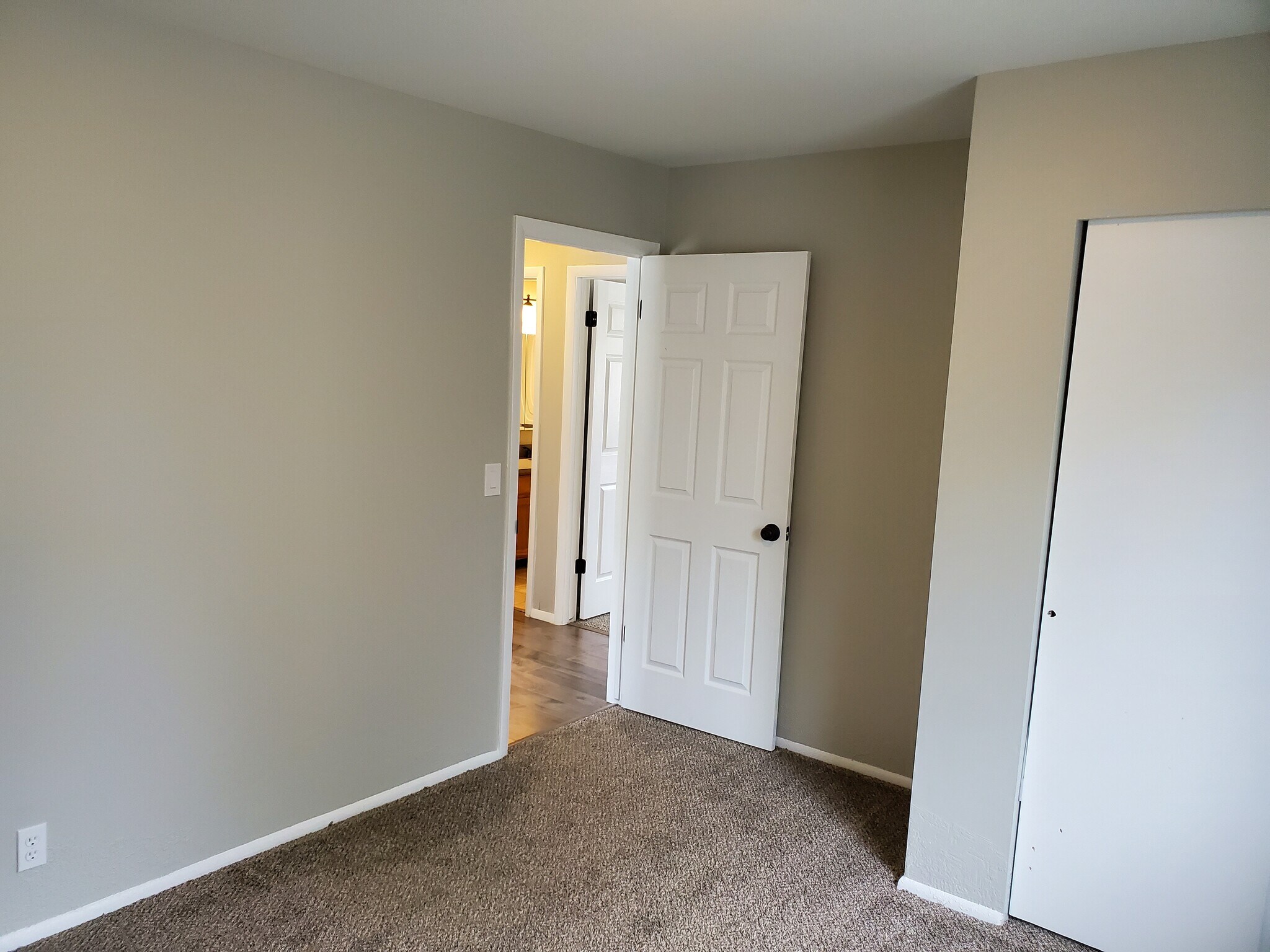 Building Photo - 940 W Red Oaks Dr