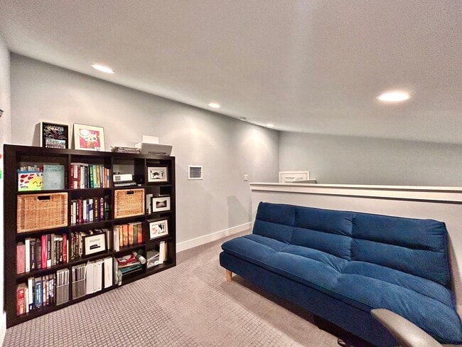 Building Photo - 930 E 54th St