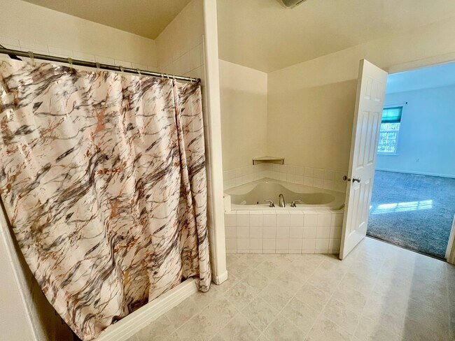 Building Photo - Ranch style 3bedroom/2 bathroom with an Ov...