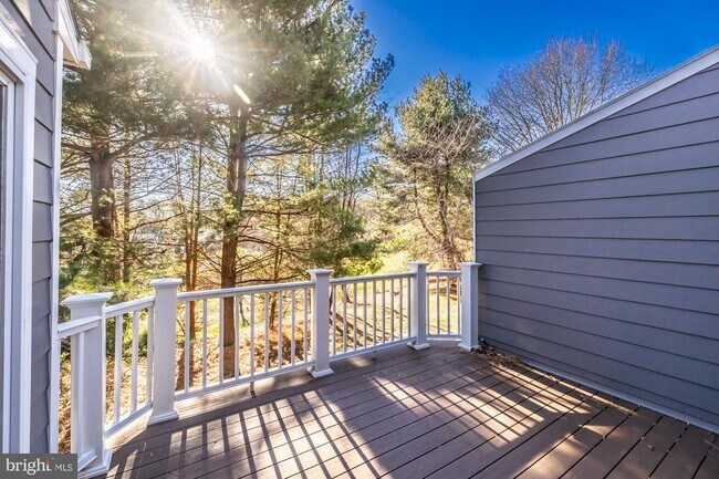 Building Photo - 424 W Village Ln