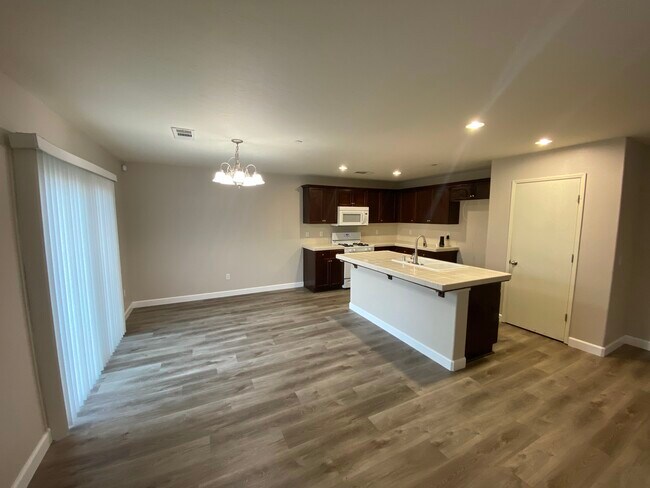 Building Photo - 450 Topanga Ct