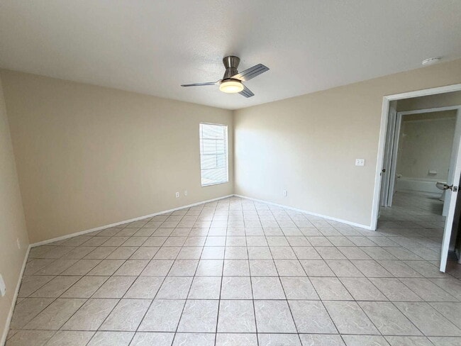 Building Photo - "Charming 2-Bed, 2-Bath Villa Retreat in New Port Richey!"