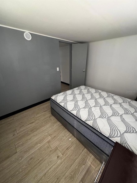 Building Photo - 15482 Mapletree Dr