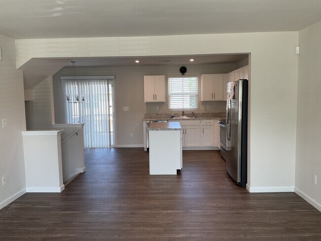 Building Photo - 3 bed, 2.5 bath end unit townhome!