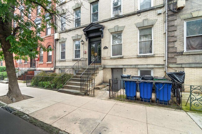 Building Photo - 723 Willow Ave