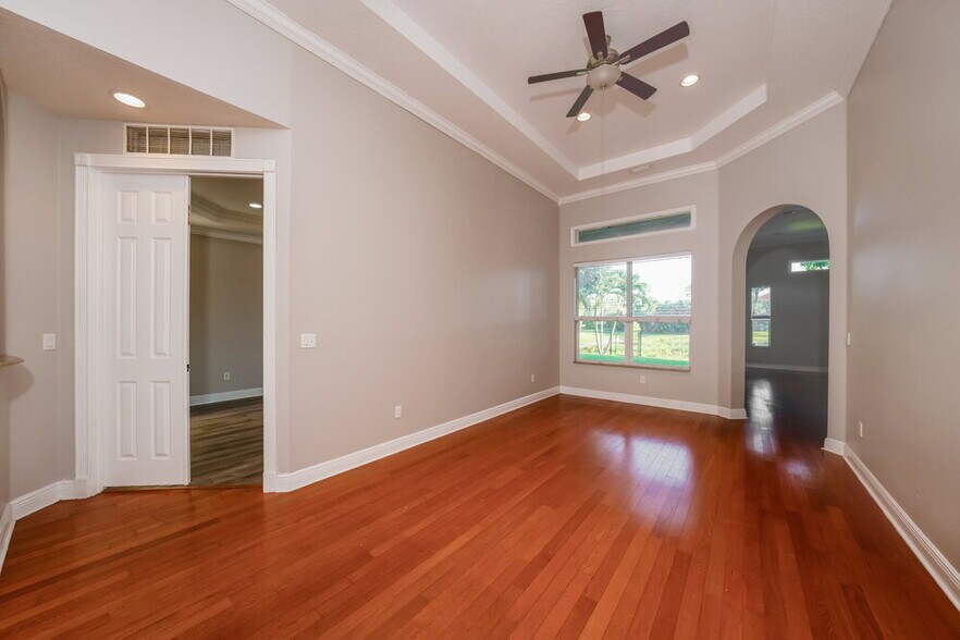 Building Photo - 1755 Palisades Dr