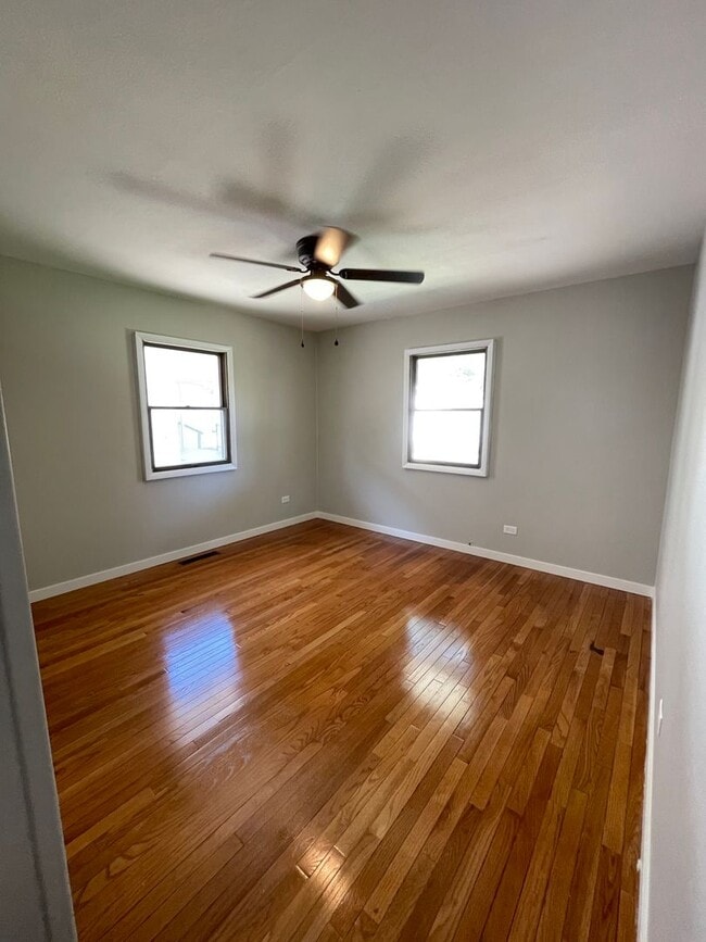 Building Photo - 3 Bedroom House Close to Columbian Park!