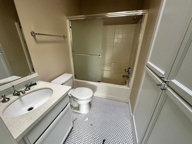 Building Photo - 2 Bed, 2 1/2 Bath townhome close to the River! Free month's rent on a 1 year lease!