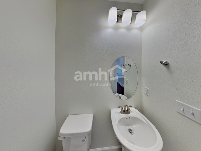 Building Photo - 33944 Night Lily Dr