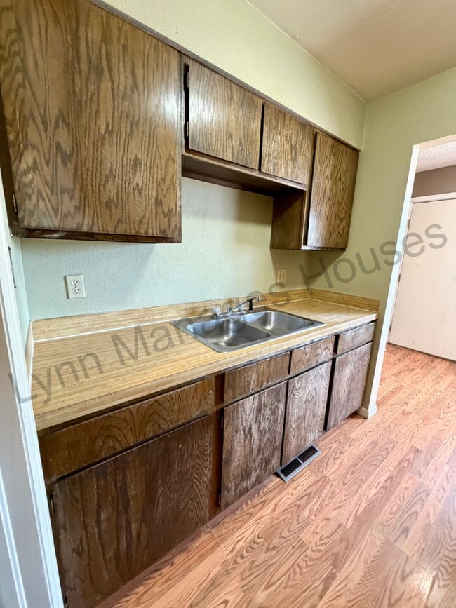 Building Photo - One Bedroom - Awesome Location!
