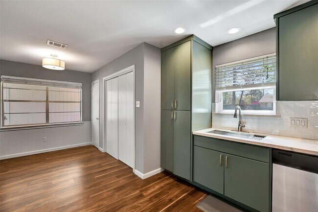 Building Photo - 25802 Maplewood Dr