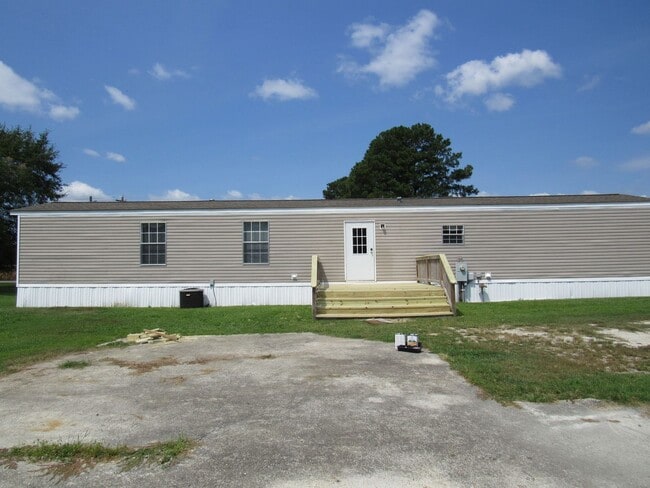 Building Photo - 3 BD 2 BA Country Living