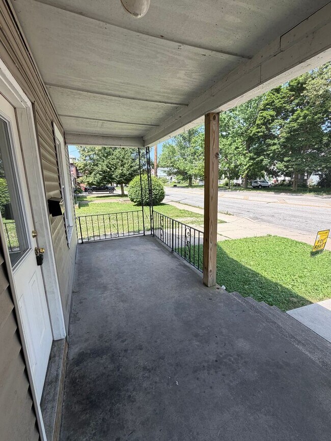 Building Photo - Large Downtown 4 Bedroom House