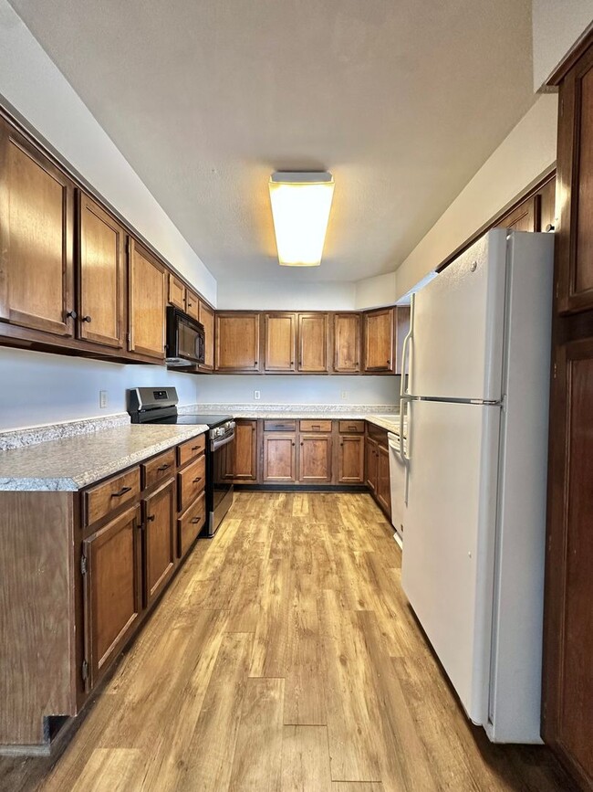 Building Photo - Now Available - 2 Bedroom 1.5 Bathroom Con...