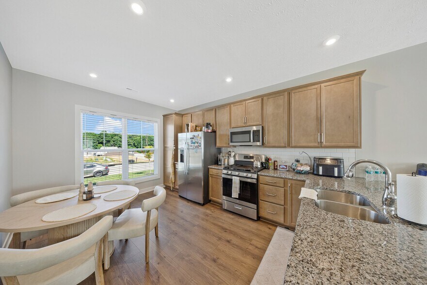Building Photo - 2647 Hauschild Dr