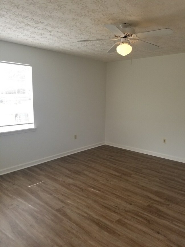 Building Photo - 160 Fawn Dr