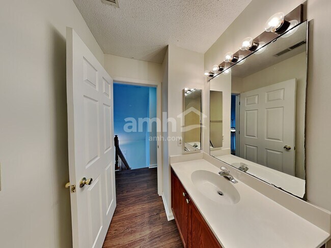 Building Photo - 3402 Mayhurst Dr