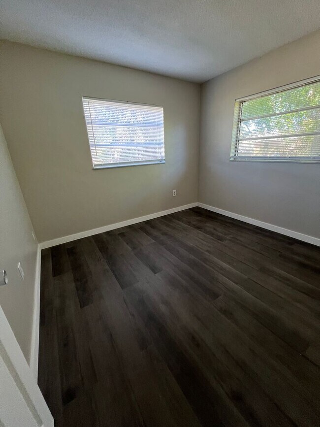 Building Photo - $1,550 ** Annual Lease ** 2 Bedroom / 1 Ba...
