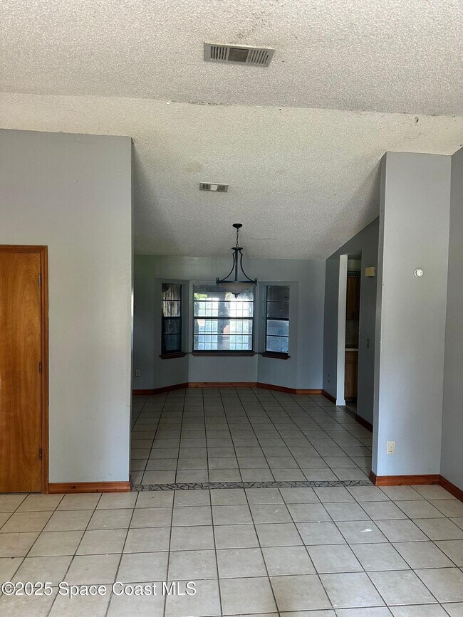 Building Photo - 836 Glencove Ave NW