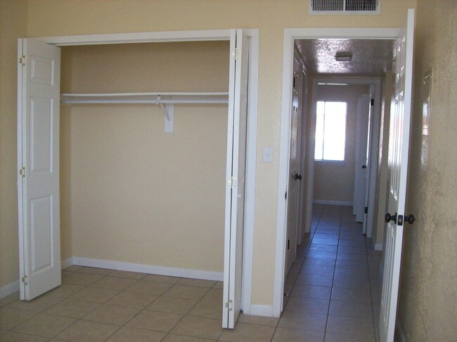 Building Photo - 2522 Gold Ave