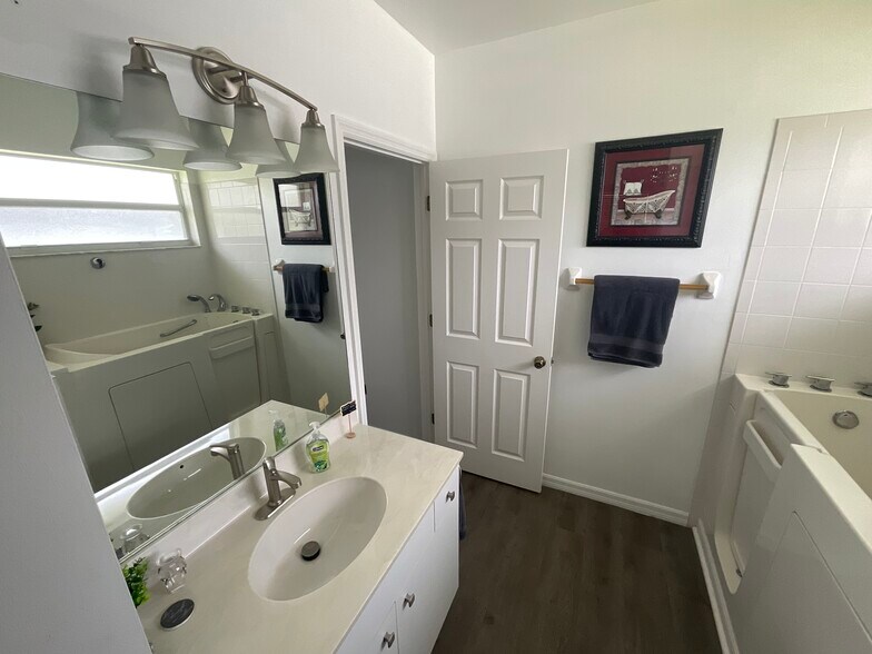 Building Photo - 929 Bolivia Dr