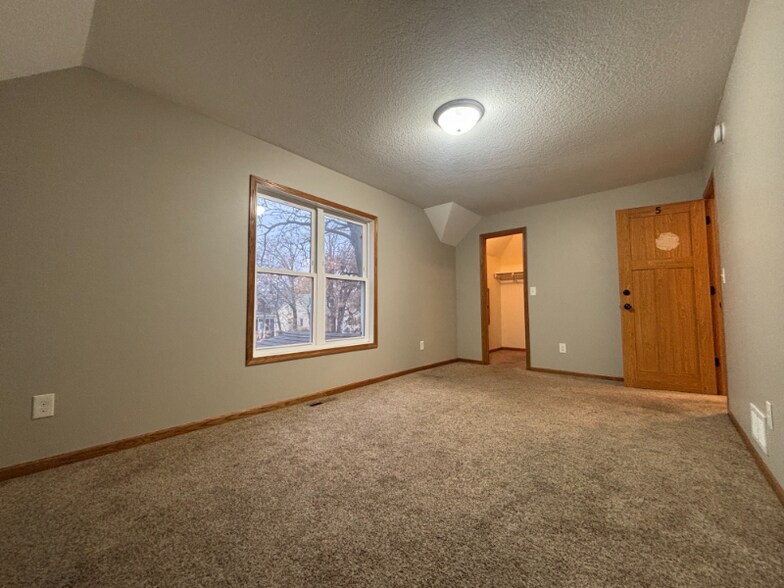 Building Photo - 814 6th Ave S