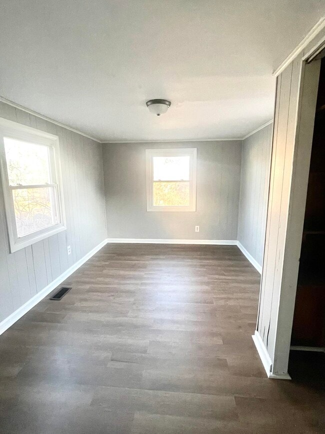 Building Photo - 120 Clyde St