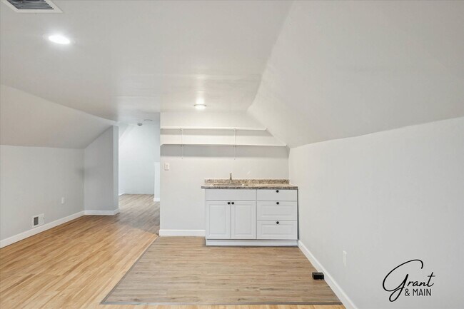 Building Photo - 1613 Virginia Park St