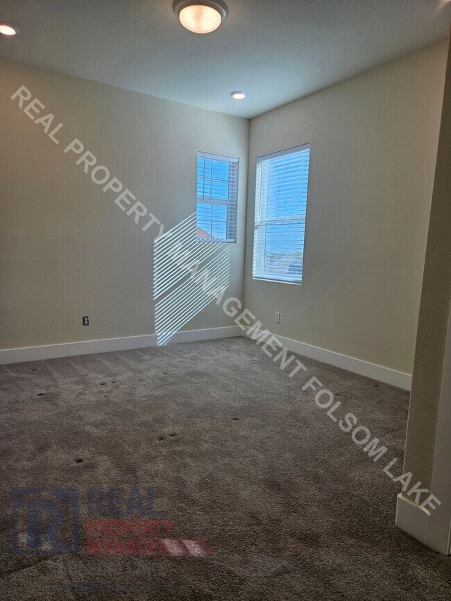 Building Photo - Available Now! 5 Bedroom 4.5 Bath at Russe...
