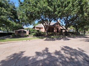 Building Photo - 2255 Braeswood Park Dr