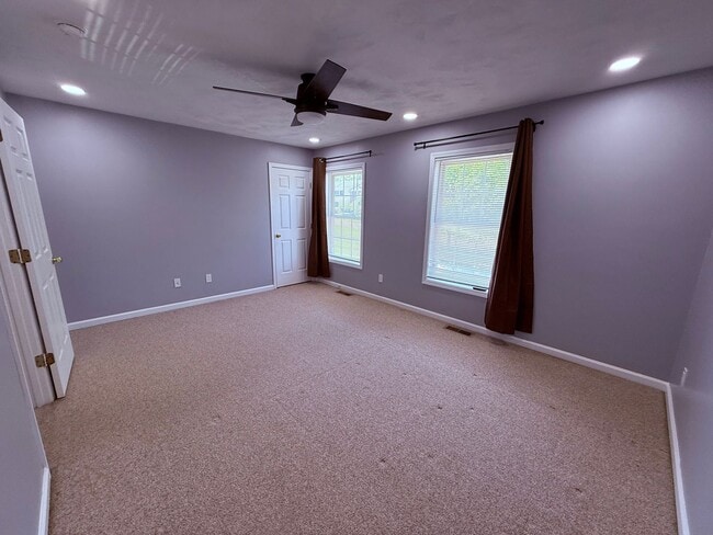 Building Photo - 3 Bedroom, 1.5 Bath Townhouse