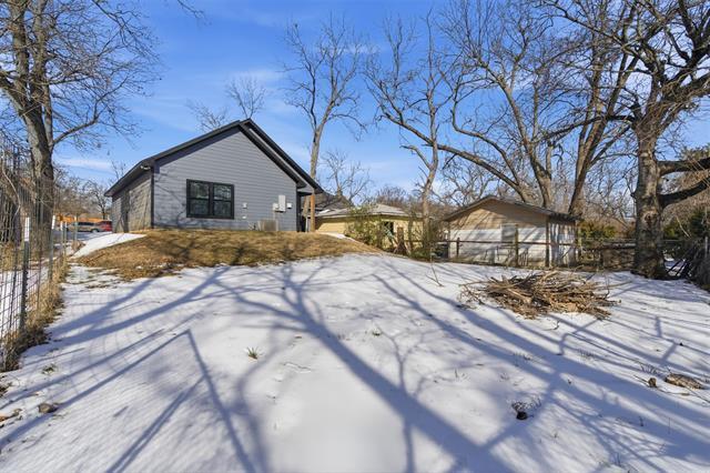 Building Photo - 1004 W Hanna St