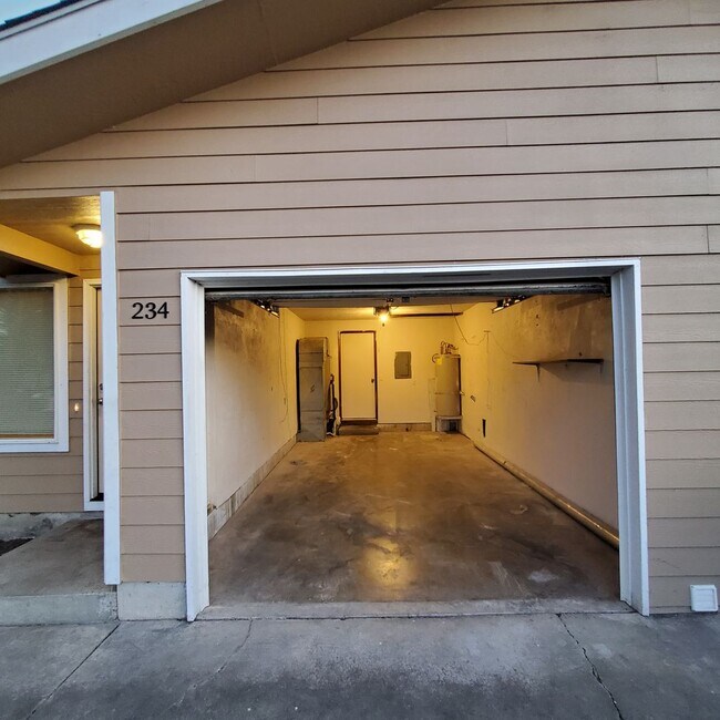 Building Photo - 30th Place Duplex