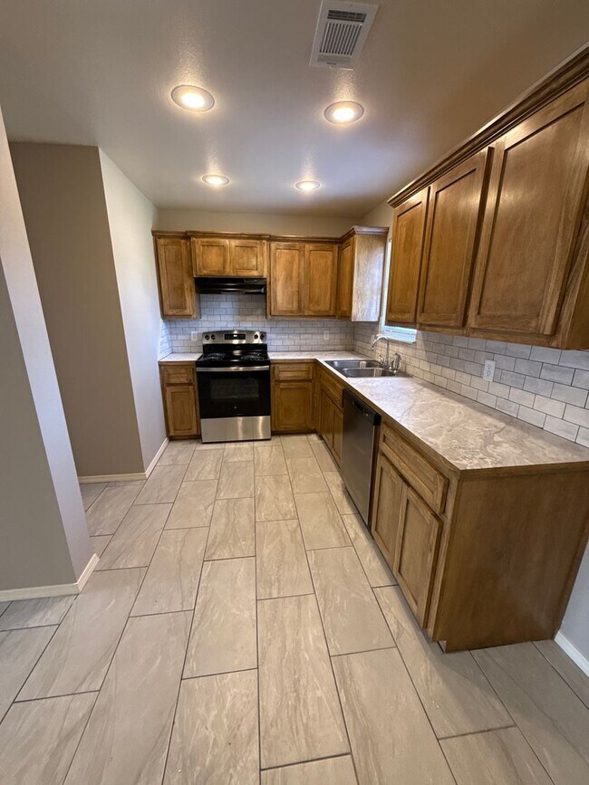 Building Photo - 3 Bed 2 Bath House with Yard Care Included.