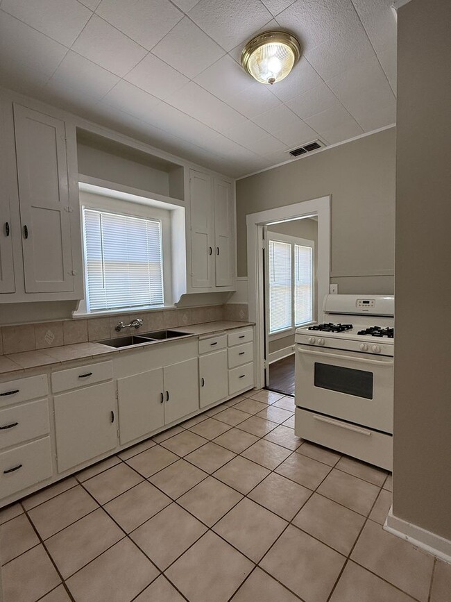 Building Photo - 2 Bedroom 1 bath - Water Included