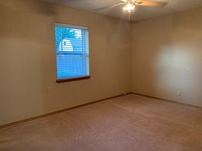Building Photo - Well Maintained Home In Glenpool!