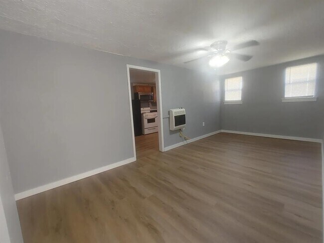 Building Photo - 1013 Elm Ave