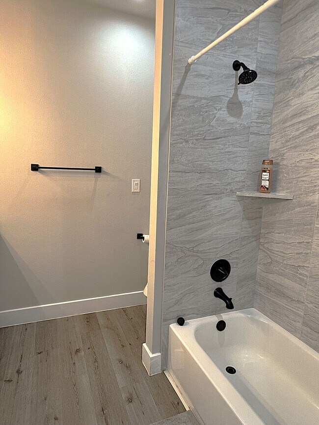 Building Photo - Like New and Close to IAH and Humble Area