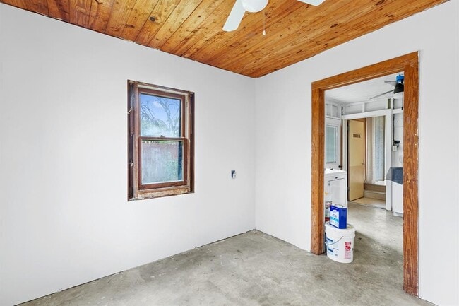 Building Photo - 803 Peach St