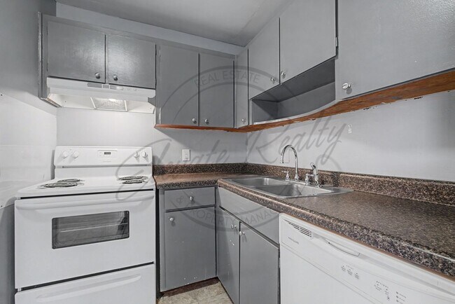 Building Photo - Two Bedroom Condo, First Floor, across from Madison Park with stackable washer/dryer!